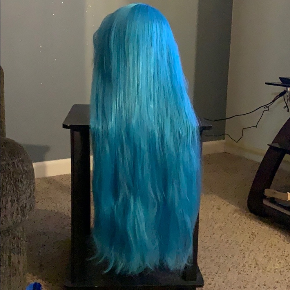 Pre owned 28 inch TURQUOISE SYNTHETIC WIG
